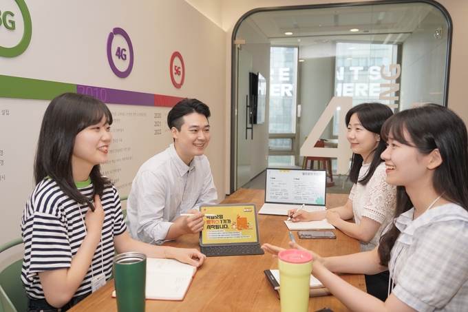 임직원들이 직무와 관련된 주제로 학습 모임을진행하는 모습. ⓒ 파이낸셜데일리 / LG유플러스