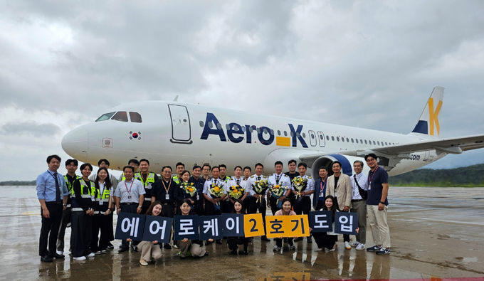 디에이피의 자회사 에어로케이의 강병호 대표이사(우측에서 세번째)를 비롯한 임직원들이 2호기 도입 기념촬영을 하고 있는 모습 ⓒ 파이낸셜데일리 / 에어로케이
