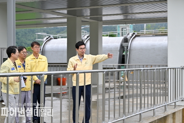 김광열군수 남산리 배수펌프장 등의 운영 상황을 긴급 점검현장 ⓒ파이낸셜데일리/영덕군