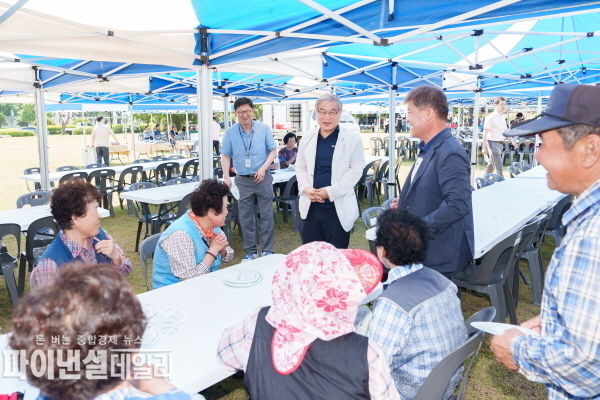 <strong> 지역주민과 담소를 나누고 있는 김한성본부장 ⓒ파이낸셜데일리/월성본부</strong><br>
