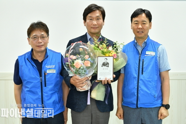 조합원의 근로조건 향상 및 후생 복지 증진을 위해 노력한 조현일 시장에게 감사의 마음을 담아 감사패를 전달했다. ⓒ파이낸셜데일리/경산시