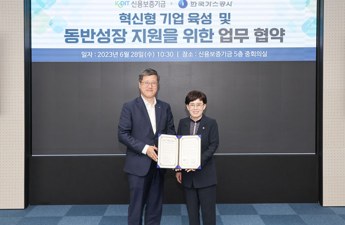 최원목 신용보증기금 이사장(왼쪽)과 최연혜 한국가스공사 사장(오른쪽)이 28일 신용보증기금 본점에서 열린 '혁신형 기업 육성 및 동반성장 지원을 위한 업무협약' 체결'에 참석해 기념촬영을 하고 있다. ⓒ 파이낸셜데일리 / 신용보증기금