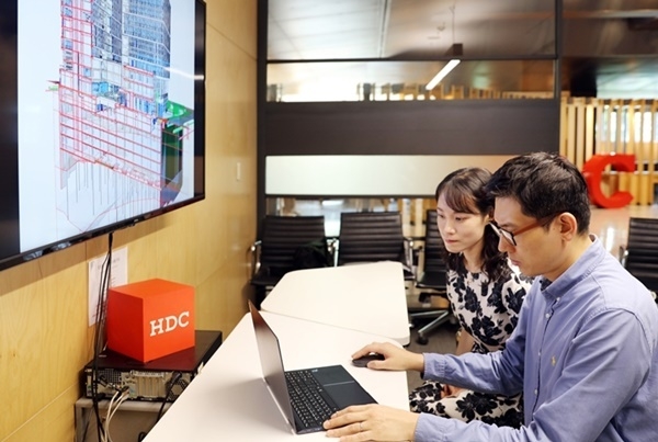 HDC현대산업개발 직원이 BIM 기술을 기반으로 건설과정의 주요 자재 수량을 즉각적으로 산출할 수 있는 HEB(HDC Estimate system by BIM) 시스템을 운영하는 모습. ⓒ 파이낸셜데일리 / HDC현대산업개발