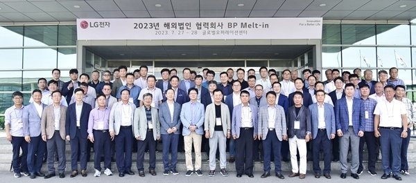  LG전자가 27일 베트남 하이퐁 법인에서 해외진출 협력사들과 함께 '생산성 개선 우수사례' 공유회를 개최했다. LG전자 글로벌오퍼레이션센터장 왕철민 전무(사진 첫째 줄 왼쪽에서 아홉 번째)와 해외진출 협력사 대표, 법인장들이 함께 기념촬영을 하고 있다. ⓒ 파이낸셜데일리 / LG전자