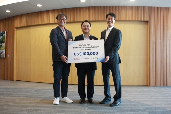8월 3일 포스코가 리오틴토(Rio Tinto)와 함께 조성한 GEM매칭펀드 기금 10만 달러를 희망친구 기아대책에 전달했다. 왼쪽부터 희망친구 기아대책 함현석 기업후원1본부장, 포스코 박효욱 원료2실장, 리오틴토 한국지사 송용규 철광석 총괄. ⓒ 파이낸셜데일리 / 포스코
