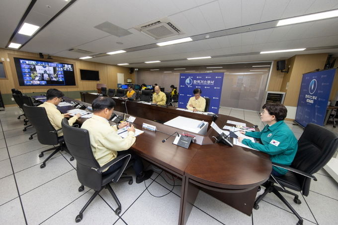 한국가스공사는 9일 사장 주재로 경영임원 및 사업소장과 함께 태풍 대비 전사 상황점검 화상회의를 진행해 전국 사업소의 안전관리대책 및 긴급복구태세 등을 점검했다.(오른쪽 최연혜 가스공사 사장). ⓒ 파이낸셜데일리 / 한국가스공사