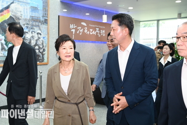 박 前대통령의 생가 방문에 김장호 구미시장, 안주찬 구미시의회의장, 구자근 국회의원 배우자, 도·시의원이 참석 ⓒ파이낸셜데일리/구미시