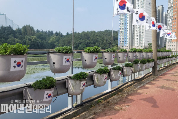 토산지 가드레일 화분 가을의 전령사인 국화꽃 식재 ⓒ파이낸셜데일리/경산시
