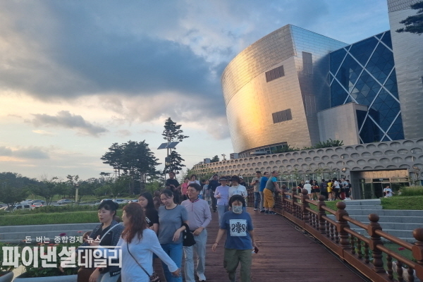 ‘안동호반달빛야행’ 행사에 참가한 시민들 ⓒ파이낸셜데일리/경북문화관광공사