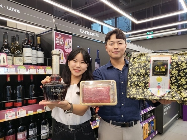 CU가 다가오는 추석을 맞아 3,400만원짜리 프리미엄 위스키부터 1만원 대 실속 건어물 세트까지, 집 앞 가까운 CU매장부터 휴대폰 속 포켓CU까지 총 510여 종의 다양한 추석 명절 상품을 준비했다. ⓒ 파이낸셜데일리 / CU