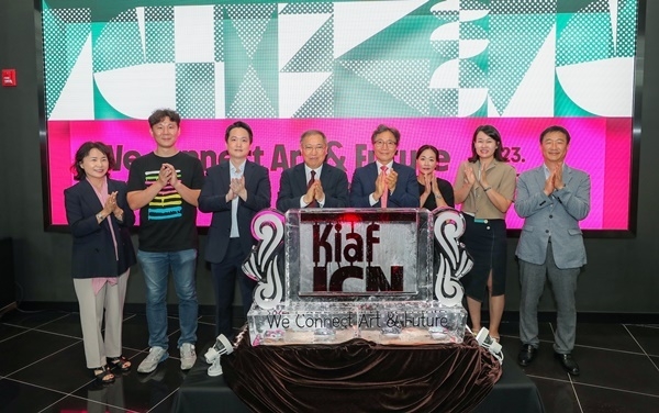지난 28일 인천공항 제1교통센터에서 열린 ‘2023 Kiaf 인천공항 특별전 개막식’에서 인천국제공항공사 이학재 사장(사진 왼쪽에서 다섯 번째), 한국화랑협회 황달성 회장(사진 왼쪽에서 네 번째) 및 양 기관 관계자들이 기념촬영을 하고 있다. 사진 왼쪽부터 한국화랑협회 윤여선 홍보이사, 최지환 총무이사, 기일호 기획이사, 황달성 회장, 인천국제공항공사 이학재 사장, 오승연 문화예술공항팀장, 윤선희 터미널운영처장, 류진형 운영본부장. ⓒ 파이낸셜데일리 / 인천국제공항공사