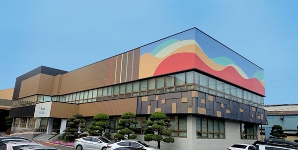 포스코스틸리온 포항 컬러공장 사무동에 적용된 포스아트 강판 시공 사례. ⓒ 파이낸셜데일리 / 포스코