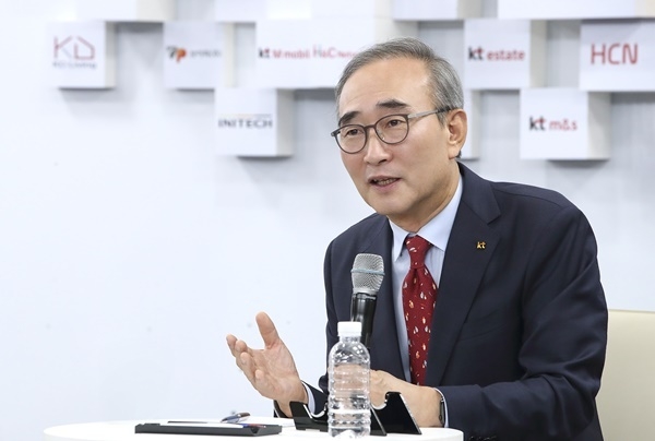 김영섭 대표가 KT 분당사옥에서 진행된 취임식에서 직원들의 질문에 답변하고 있다. ⓒ 파이낸셜데일리 / KT
