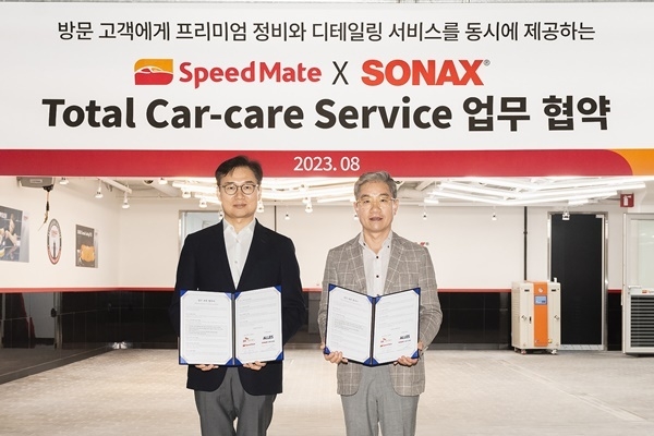 지난달 16일 스피드메이트 이케아 고양점에서 안무인 스피드메이트사업부장(왼쪽)과 이준형 알레스 대표(오른쪽)가 MOU 체결 후 기념사진 촬영을 하고 있다. ⓒ 파이낸셜데일리 / SK네트웍스