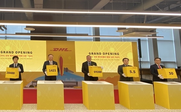 5일 인천공항 화물터미널 지역에서 열린 ‘인천공항 DHL 화물터미널 확장 오픈 기념식’에서 인천국제공항공사 이학재 사장(사진 맨 오른쪽) 및 참석자들이 기념촬영을 하고 있다. 사진 왼쪽부터 서울지방항공청 권혁진 청장, DHL 코리아 한병구 사장, DHL Express Sean Wall(션 월) 아시아태평양지역 네트워크 및 항공운영 총괄부사장, 김재일 인천본부세관장, 인천국제공항공사 이학재 사장. ⓒ 파이낸셜데일리 / 인천국제공항공사