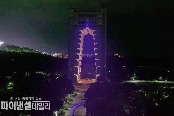  경주타워에서 레이저 쇼를 진행 ⓒ파이낸셜데일리/경상북도문화관광공사