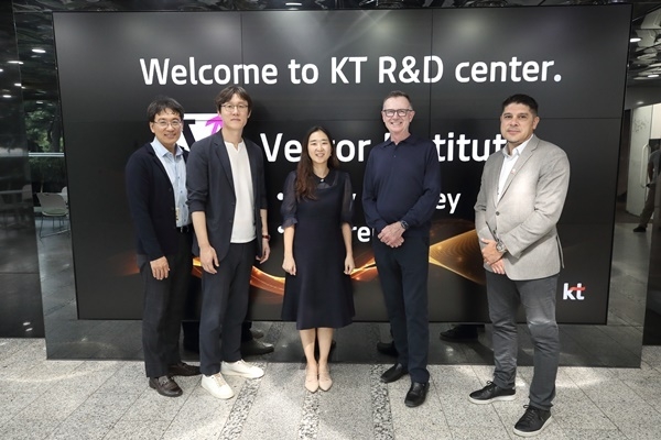 (왼쪽부터) KT 기술경영담당 홍해천 상무, KT 제휴협력P-TF 배한철 상무, KT AI2XL연구소장 배순민 상무, 벡터 연구소 토니 가프니 CEO, 벡터 연구소 워렌 알리 디렉터가 단체 기념촬영을 하는 모습. ⓒ 파이낸셜데일리 / KT