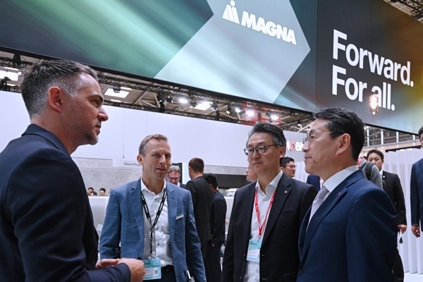 LG전자 CEO 조주완 사장이 현지시간 5일 독일 뮌헨에서 열리고 있는 ‘IAA 모빌리티 2023’ 전시장에서 마그나 부스를 방문해 전장 사업의 다양한 협업 방안에 대해 논의했다. 사진 왼쪽부터 마그나 인터내셔널 마커스 크나벨 수석 마케팅매니저, 요르크 고튼도르스트 수석 부사장, LG전자 VS사업본부장 은석현 부사장, CEO 조주완 사장. ⓒ 파이낸셜데일리 / LG전자