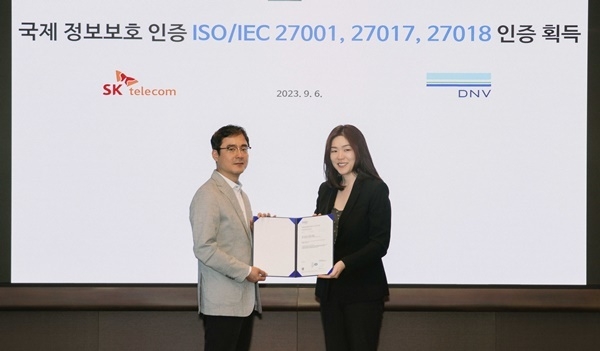 디엔브이 비즈니스 어슈어런스 코리아(DNV Business Assurance Korea) 이소영 대표(우측)이가 을지로에 있는 SKT T타워에서 손영규 SK텔레콤 정보보호담당(CISO, 좌측)에게 인증서를 전달하고 있다. ⓒ 파이낸셜데일리 / SKT