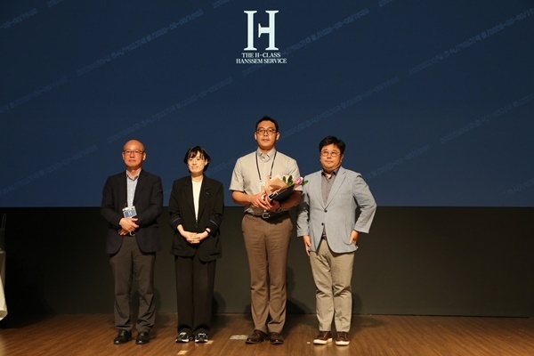  8일 열린 한샘 종합시공사 비전 선포 컨퍼런스에서 왼쪽부터 한샘서비스 이종진 대표, 한샘 김유진 대표, 종합시공사 HW테크 김종희 사장, 한샘서비스1 권동호 부장이 사진촬영을 하고 있다. ⓒ 파이낸셜데일리 / 한샘