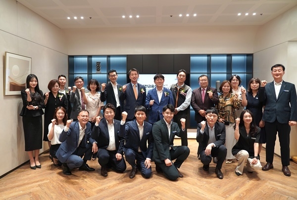 신한투자증권 김상태 대표이사와 임직원들이 오픈을 기념해 기념촬영을 하고 있다. ⓒ 파이낸셜데일리 / 신한투자증권