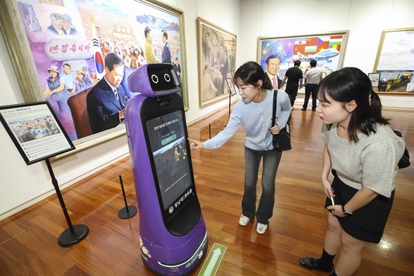 청남대 대통령기념관에서 관람객들이 안내로봇에게 관람 정보를 안내받고 있다. ⓒ 파이낸셜데일리 / KT