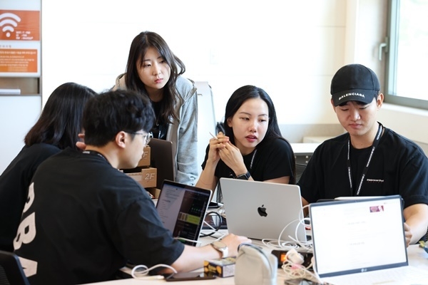 해커톤 현장에서 대학생들이 멘토와 함께 아이디어 회의를 하고 있다. ⓒ 파이낸셜데일리 / SKT