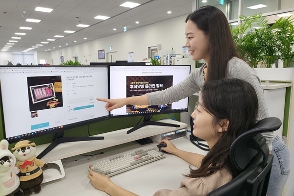 삼성 직원들이 '추석 맞이 온라인 장터'에서 국내산 수산물을 구입하는 모습. 삼성은 수산물 소비 촉진을 위한 사회적 노력에 동참하는 차원에서 올해 추석 장터에서 판매하는 수산물 품목을 대폭 확대했다. ⓒ 파이낸셜데일리 / 삼성