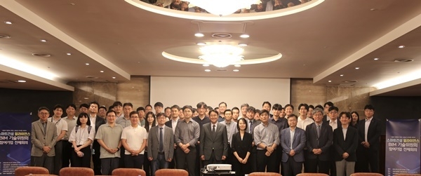 지난 13일 서울 강남구 건설회관에서 열린 ‘스마트건설 얼라이언스 BIM 기술위원회’ 킥오프(Kick Off) 회의에서 참석자들이 기념 촬영을 하고 있다. ⓒ 파이낸셜데일리 / DL이앤씨