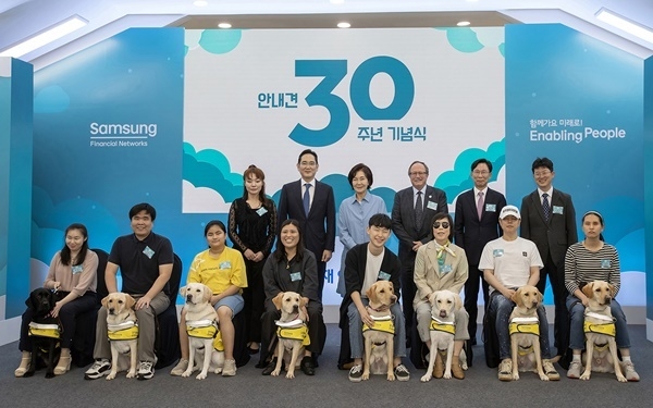 19일 용인 삼성화재 안내견학교에서 새롭게 활동을 시작하는 안내견들과 시각장애인 파트너, 관계자들이 기념 촬영을 하고 있다. (뒷줄 왼쪽부터) 김예지 국민의힘 의원, 이재용 삼성전자 회장, 홍라희 前 삼성미술관 리움 관장, 윌리엄 손튼(William Thornton) 세계안내견협회장, 홍원학 삼성화재 사장, 박태진 삼성화재안내견학교 교장. ⓒ 파이낸셜데일리 / 삼성