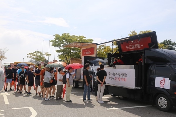 도드람한돈 푸드트럭이 큰 호응을 얻으며 갤러리들의 줄이 이어지고 있다. ⓒ 파이낸셜데일리 / 도드람