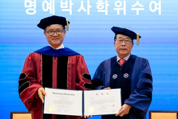 김재철 동원그룹 명예회장(오른쪽)이 19일 한양대학교 백남학술정보관에서 열린 학위 수여식에서 이기정 한양대학교 총장(왼쪽)과 기념 촬영을 하고 있다. ⓒ 파이낸셜데일리 / 동원그룹