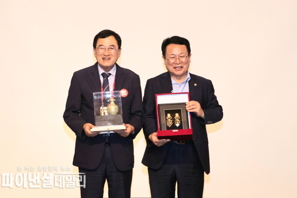 지난 14일 경주 힐튼에서 열린 익산시 방문단 환영만찬에서 주낙영 시장과 정헌율(사진 우측) 익산시장이 선물교환을 한 후 기념촬영을 하고 있다.ⓒ파이낸셜데일리/경주시;