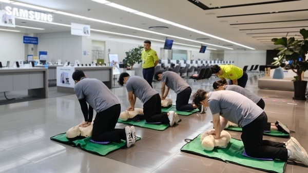 19일 삼성전자서비스 을지로센터에서 엔지니어들이 심폐소생술 실습 교육을 받는 모습. ⓒ 파이낸셜데일리 / 삼성전자서비스