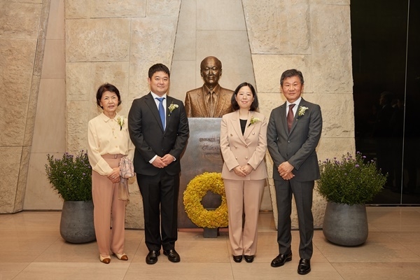 9월 20일, 포니정재단은 서울 강남구 삼성동 아이파크타워에 있는 포니정홀에서 ‘제4회 포니정 영리더상’ 시상식을 개최하고 올해 수상자인 백민경 서울대학교 교수와 윤효상 한국과학기술원 교수에게 시상했다. ((왼쪽부터) 故 정세영 HDC그룹(前 현대산업개발) 명예회장의 부인 박영자 여사, 윤효상 한국과학기술원 교수, 백민경 서울대학교 교수, 정몽규 포니정재단 이사장). ⓒ 파이낸셜데일리 / 포니정재단
