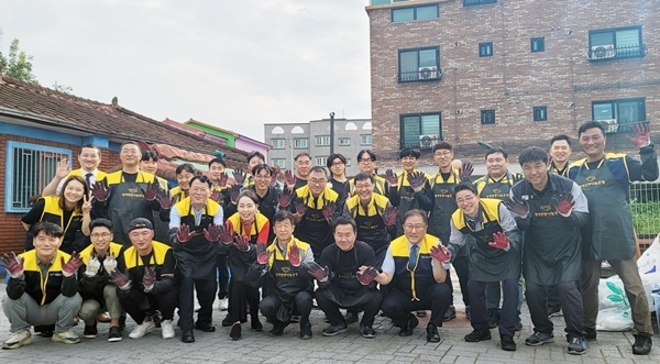 KG 모빌리티가 평택시 관내의 독거노인과 어려우누 이웃 및 소외계층을 위한 2023 평택연탄나눔은행 발대식에 참석해 후원금 전달 및 연탄 나눔 활동에 적극 동참했다고 22일 밝혔다. ⓒ 파이낸셜데일리 / KG 모빌리티