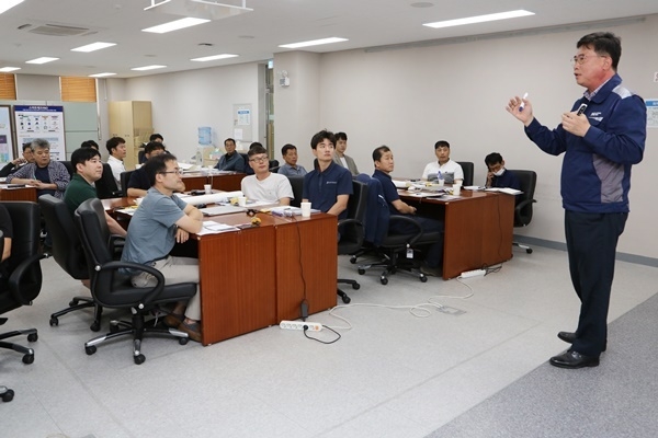 현대제철 제조혁신팀 이윤범 기장이 '현장 5S 및 설비개선 실무 과정' 교육을 진행하는 모습. ⓒ 파이낸셜데일리 / 현대제철 