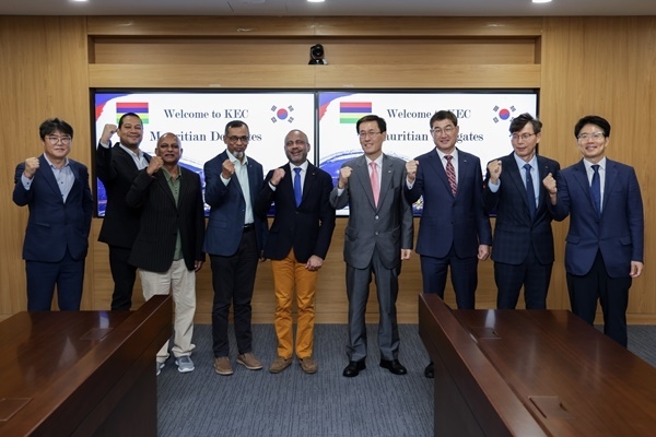9월 22일(금) 함진규 한국도로공사 사장(왼쪽에서 6번째)이 마헨드라누스 허리람(Mahendranuth Hurreeram) 모리셔스 인프라부 장관(왼쪽에서 5번째)과 면담 후 기념촬영을 하고 있다. ⓒ 파이낸셜데일리 / 한국도로공사