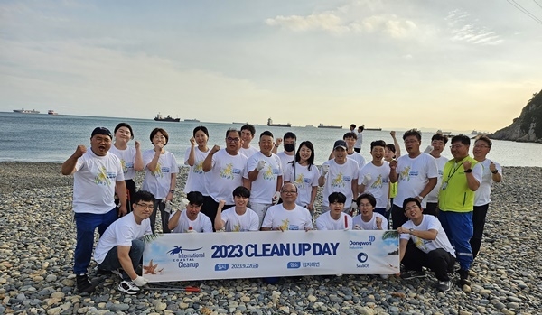 22일 부산시 영도구 감지해변에서 진행된 ‘국제 해안 클린업데이’ 행사에서 동원산업 직원들이 기념 사진 촬영을 하고 있다. ⓒ 파이낸셜데일리 / 동원산업