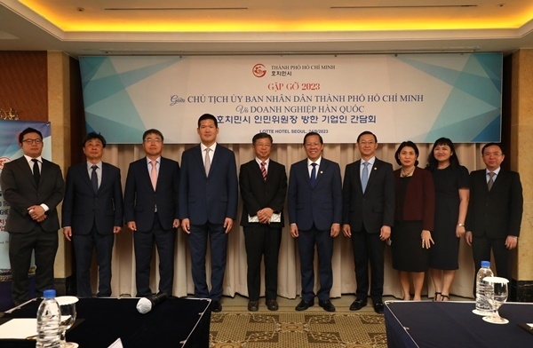 24일 서울 소공동 롯데호텔에서 호치민 개발사업 협력방안을 논의한 후 GS건설 최고경영진과 베트남 호치민시 관계자들이 기념사진을 촬영하고 있다. 허윤홍 GS건설 미래혁신대표(왼쪽 네번째), 임병용 GS건설 대표이사(왼쪽 다섯번째), 판 반 마이 베트남 호치민시 인민위원회 위원장(왼쪽 여섯번째), 레 티 현 마이 호치민 기획투자국 국장(왼쪽 일곱번째). ⓒ 파이낸셜데일리 / GS건설