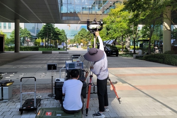 LG전자가 도심지역으로는 세계 최장거리 수준인 실외 500m 거리에서 6G 테라헤르츠 대역 무선 데이터 송수신에 성공했다. LG전자 연구원들이 서울 마곡 LG사이언스파크에서 6G 테라헤르츠 대역 송수신 테스트를 진행하는 모습. ⓒ 파이낸셜데일리 / LG전자