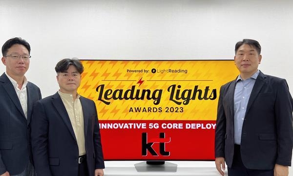 KT가 25일(현지시각) 비대면으로 개최된 ‘리딩 라이트 어워즈(Leading Lights Awards) 2023’에서 ‘가장 혁신적인 5G 코어 구축’ 부문을 수상했다고 26일 밝혔다. KT 임직원이 리딩라이트 어워즈 2023 수상 기념 촬영을 하고 있는 모습. ⓒ 파이낸셜데일리 / KT