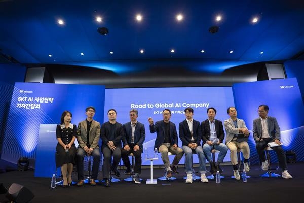 ‘SKT AI 사업전략 기자간담회’에서 Q&A를 진행하는 모습. 왼쪽부터 류수정 사피온 대표, SKB 최성균 DC CO담당, SKT 김지원 대화 담당, SKT 정석근 글로벌/AITech 사업부장, SKT 유영상 사장(가운데), SKT 김용훈 AI서비스사업부장, SKT 김경덕 엔터프라이즈 CIC장, SKT 한명진 최고전략책임자, SKT 하민용 최고사업개발책임자. ⓒ 파이낸셜데일리 / SKT