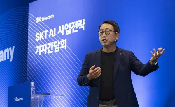 SKT 유영상 대표가 26일 SK T타워 수펙스홀에서 열린 ‘SKT AI 사업전략 기자간담회’에서 키노트를 발표하고 있는 모습. ⓒ 파이낸셜데일리 / SKT