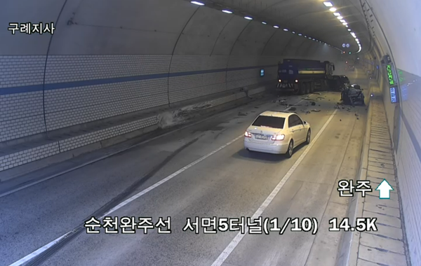 지난해 9월 1일 순천완주선 서면5터널 내에서 화물 차량이 2차로 주행 중 전방주시태만으로 전방 서행차량을 뒤늦게 인지하고 1차로로 차선변경 후 선행사고로 1차로 정차중인 다수 차량 추돌한 사고 장면. ⓒ 파이낸셜데일리 / 한국도로공사
