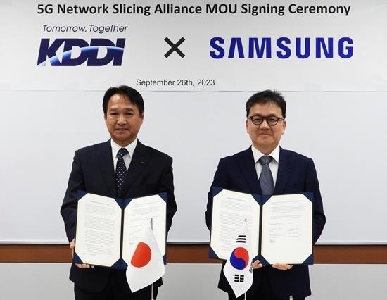 삼성전자와 일본 KDDI가 26일 도쿄 KDDI 본사에서 '5G 네트워크 슬라이싱 기술 협력' MOU를 체결했다. 사진 왼쪽부터 KDDI 기술총괄본부 요카이 토시카즈 부총괄본부장 겸 CNO, 삼성전자 네트워크 사업부 전략마케팅팀장 이준희 부사장. ⓒ 파이낸셜데일리 / 삼성전자