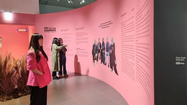 ATO- 아름다운 전시회에서 관람객들이 KCC친환경 수성 페인트가 적용된 전시물을 관람하고 있다. ⓒ 파이낸셜데일리 / KCC