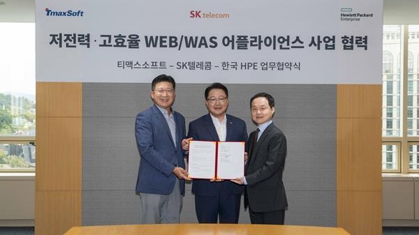 SKT, 시스템 소프트웨어 전문기업 티맥스소프트, 서버 제조사인 한국HPE 3사 협력 체결했다. (사진 왼쪽부터 이형배 티맥스소프트 대표, 최일규 SKT 부사장, 김영채 한국 HPE 대표). ⓒ 파이낸셜데일리 / SKT