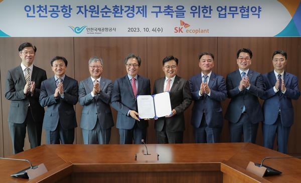 4일 오전 인천국제공항공사 회의실에서 진행된 ‘인천공항 자원순환경제 구축을 위한 업무협약(MOU) 체결식’에서 인천국제공항공사 이학재 사장(사진 왼쪽에서 네 번째)이 업무협약 체결 후 SK에코플랜트 박경일 대표이사(사진 왼쪽에서 다섯 번째) 및 양 사 관계자들과 기념촬영을 하고 있다. (사진 왼쪽부터) 인천국제공항공사 송재백 환경관리팀장, 조규혁 친환경전력처장, 전형욱 인프라본부장, 이학재 사장, SK에코플랜트 박경일 대표이사, 권지훈 국내 ECO BU 대표, 류성필 국내 ECO 사업개발담당, 박종모 Downstream 사업개발팀장. ⓒ 파이낸셜데일리 / 인천국제공항공사