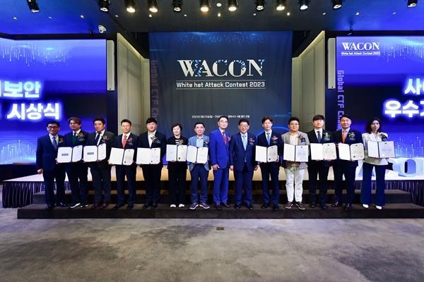 ‘WACON 2023’에서 사이버보안 우수기업으로 선정된 한국투자증권의 최영목 디지털본부장(오른쪽 두번째)이 수상자 및 관계자들과 함께 기념촬영을 하고 있다. ⓒ 파이낸셜데일리 / 한국투자증권
